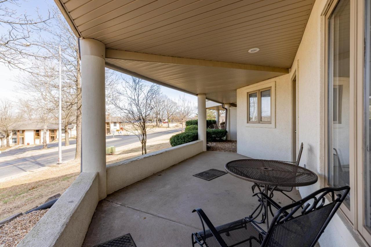 B 32-1 Spacious Villa Close To Pool Branson Extérieur photo